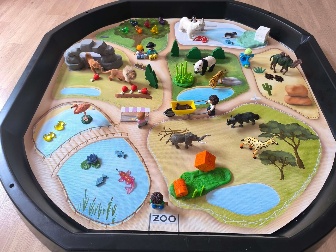 Velký černý Tuff Tray s podložkou ZOO plnou zvířátek a figurky