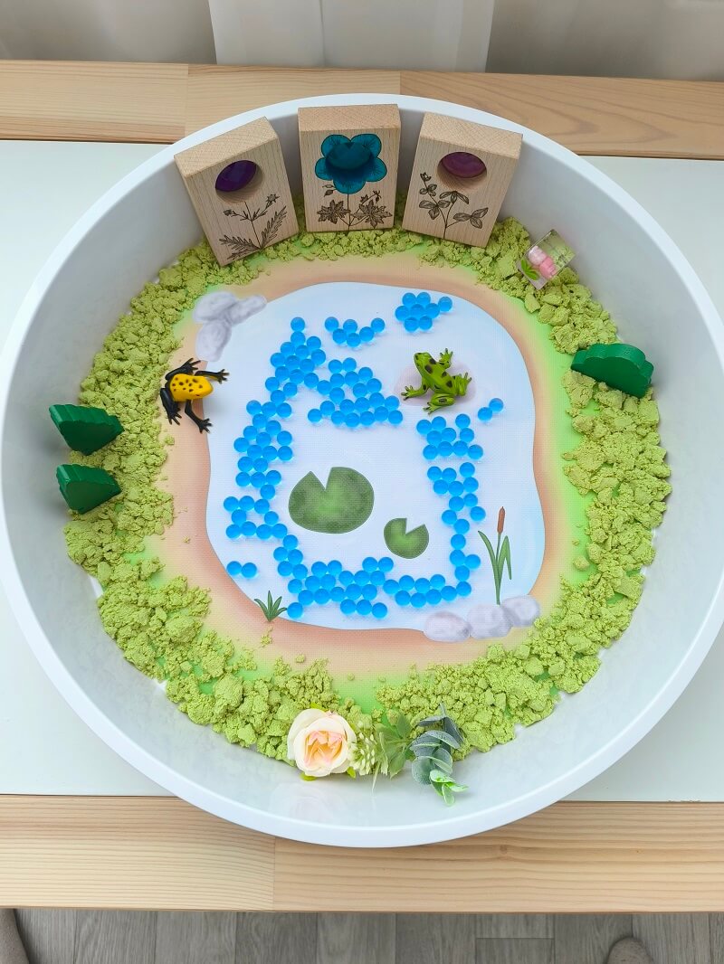 Kulatý Play Tray s podložkou Rybník plný žabek, rozehranou hrou a dřevěnými bloky